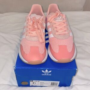 Adidas sneakers 7.5